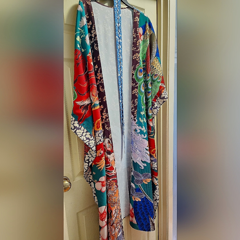 Beautiful China phnoeix dragon kimono and beach cover up. OS fits all. Gorgeous